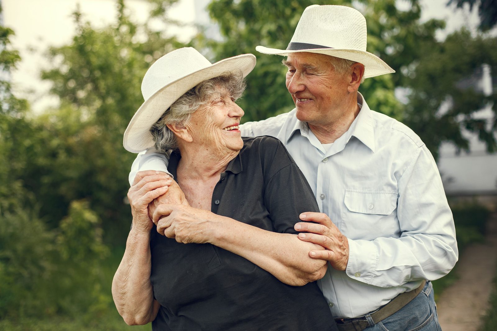 Senior couple planning final expense insurance coverage in Florida